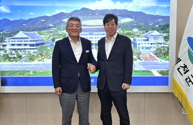 김의승 전 서울시 행정1부시장이 지방선거 이후 서울과 지역을 오가며 바쁜 행보를 이어가고 있다. 사진은 김학동 예천군수와 만나는 모습. 김의승 페이스북 사진 캡쳐