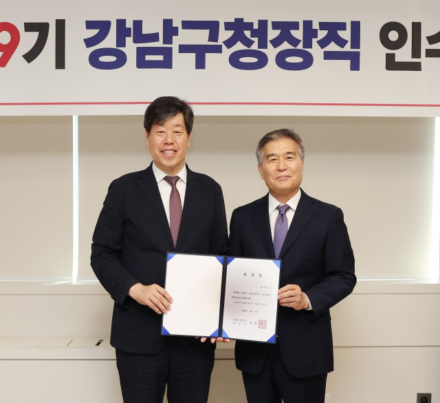 김의승 전 서울시 행정1부시장이 지방선거 이후 서울과 지역을 오가며 바쁜 행보를 이어가고 있다. 사진은 김현기 상남구청장 당선인으로부터 인수위원장 위촉장을 받는 모습. 김의승 페이스북 사진 캡쳐