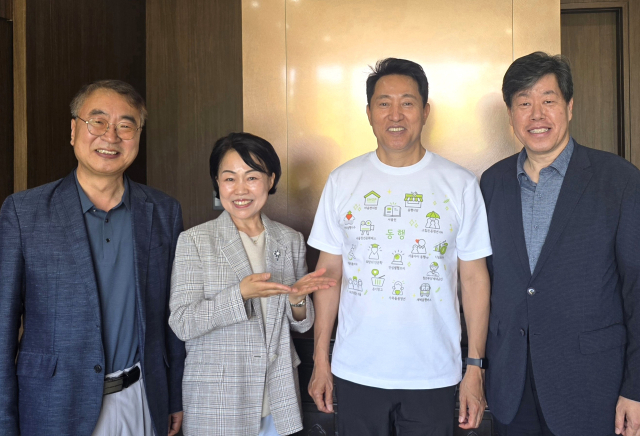 김의승 전 서울시 행정1부시장이 지방선거 이후 서울과 지역을 오가며 바쁜 행보를 이어가고 있다. 사진은 지방선거 이후 오세훈 서울시장 당선인과 함께한 모습. 김의승 페이스북 사진 캡쳐