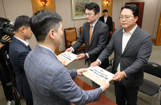 개혁신당 천하람 원내대표와 6·3 지방선거 서울시장 후보로 나섰던 김정철 최고위원이 15일 경기도 과천시 중앙선거관리위원회에 투표용지 부족 사태와 관련한 선별적 재선거 소청장을 제출하고 있다. 연합뉴스