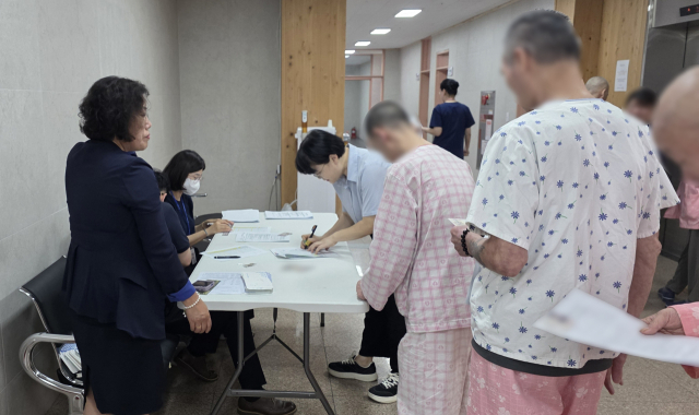 창녕군은 고유가 피해지원금과 경남도민 생활지원금을 신청하지 못한 지역민들을 위해 찾아가는 행정을 적극 추진하고 있다. 창녕군 제공