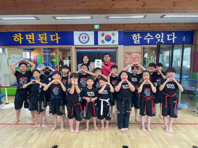 초록우산, 진주 탑스포츠아카데미에 초록우산 나눔가게 현판 전달