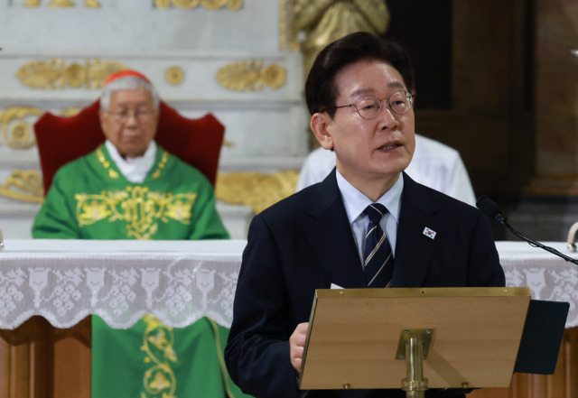 이재명 대통령이 14일(현지시간) 이탈리아 로마 성 바오로 대성전에서 유흥식 추기경 집전으로 열린 
