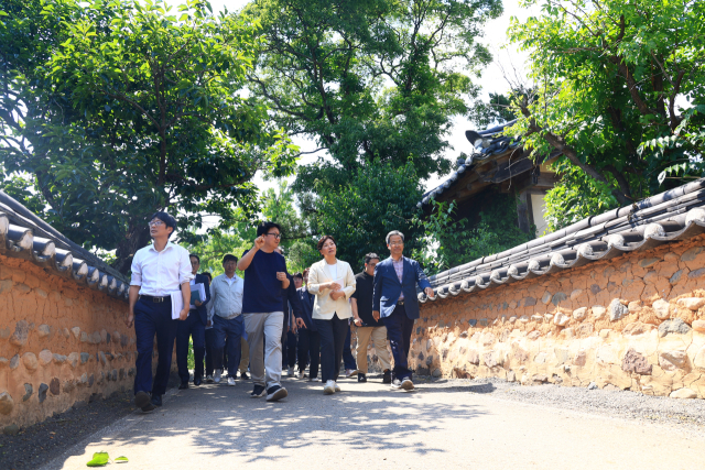 송미령 농림축산식품부 장관이 15일 경북 영양군 입암면 연당리를 방문해 빈집재생 현장을 점검하고 빈집정비 정책방향을 논의했다. 연당리는 빈집 9동을 카페와 마을도서관, 한옥게스트하우스 등 문화·체험 공간으로 바꿔 연간 2만5천여 명이 찾는 빈집재생 대표 사례로 꼽힌다. 2026.6.15. 농식품부 제공