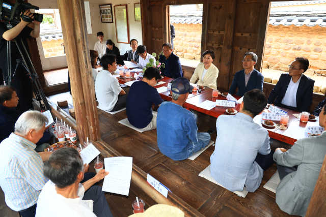 송미령 농림축산식품부 장관이 15일 경북 영양군 입암면 연당리를 방문해 빈집재생 현장을 점검하고 빈집정비 정책방향을 논의했다. 연당리는 빈집 9동을 카페와 마을도서관, 한옥게스트하우스 등 문화·체험 공간으로 바꿔 연간 2만5천여 명이 찾는 빈집재생 대표 사례로 꼽힌다. 2026.6.15. 농식품부 제공