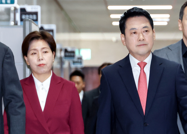 국민의힘 양향자 최고위원이 15일 국회에서 열린 최고위원회의에서 지도부 총사퇴를 요구했다. 사진은 이날 최고위원회의에 입장하는 양향자 최고위원(왼쪽)과 장동혁 대표. 연합뉴스
