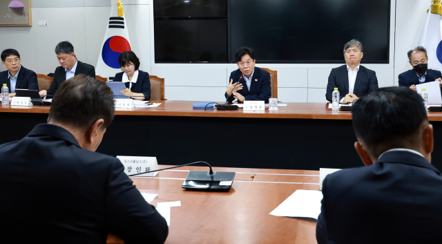 김영훈 고용노동부 장관이 15일 정부세종청사에서 장인화 회장 등 포스코그룹 경영진과 간담회를 하고 있다. 연합뉴스