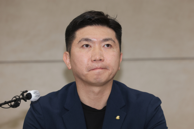 6·3지방선거 투표용지 부족 사태로 촉발된 잠실 개표소 봉쇄 시위가 11일째 이어진 15일 서울 송파구 서울올림픽파크텔에서 열린 대한체육회 및 올림픽공원 핸드볼경기장 입주 경기단체 기자회견에 유승민 대한체육회장이 참석해 있다. 연합뉴스