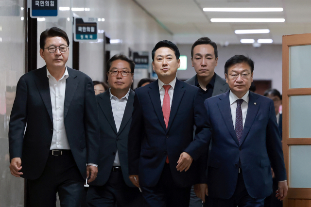 국민의힘 장동혁 대표, 정점식 원내대표 등 지도부가 15일 국회에서 열린 긴급 최고위원회의에 참석하고 있다. 국민의힘 지도부는 이번 회의에서 6·3 지방선거 당시 투표용지 부족 사태가 벌어진 서울 선거에 대해 중앙선거관리위원회에 재선거를 소청하는 문제를 논의할 예정이다. 연합뉴스
