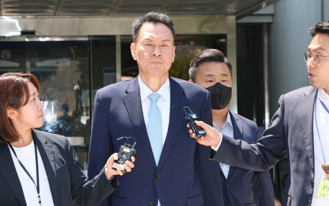 비상계엄 당시 내란에 가담했다는 의혹을 받는 김명수 전 합동참모본부 의장이 15일 서울중앙지법에서 영장실질심사를 마친 뒤 법정을 나서면서 취재진 질문에 답하고 있다. 연합뉴스