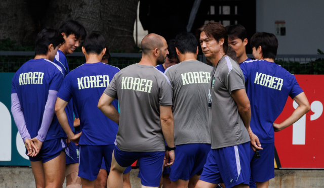 홍명보 월드컵 축구 국가대표팀 감독(오른쪽 두 번째)이 15일(현지시간) 훈련 전 훈련장을 돌아보고 있다. 이화섭 기자