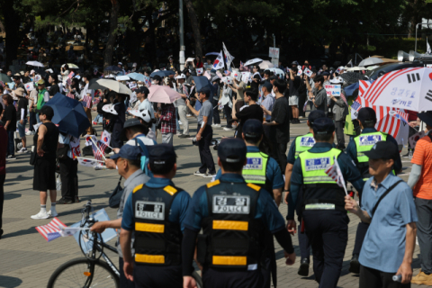 [속보] 경찰, 올림픽공원 '잠실 개표소' 진입 시도…시위대 대치