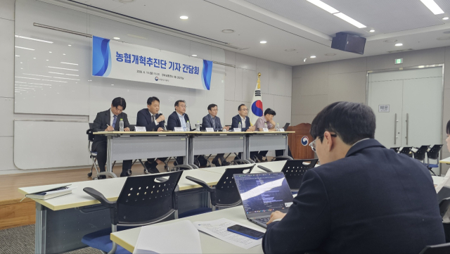 농협개혁추진단은 15일 정부세종청사에서 기자간담회를 열고 농협 개혁 관련 농협법 개정 추진 현황을 설명했다. 사진 왼쪽부터 김세진 농식품부 농업금융정책과장, 윤원습 농식품부 농업정책관, 원승연 농협개혁추진단 공동단장(명지대 교수), 장경호 농업제도정책연구원 원장, 김기태 한국협동조합연구소 이사장, 하승수 변호사(농본 대표). 2026.6.15. 농식품부 제공