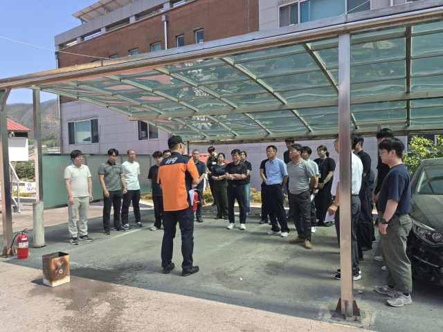 한국농어촌공사 청송영양지사는 지난 15일 청사 일원에서 직원 24명과 진보119안전센터, 협력업체 관계자들이 참여한 가운데 화재 대응 및 인명 구조를 위한 합동 소방훈련을 진행했다. 한국농어촌공사 제공