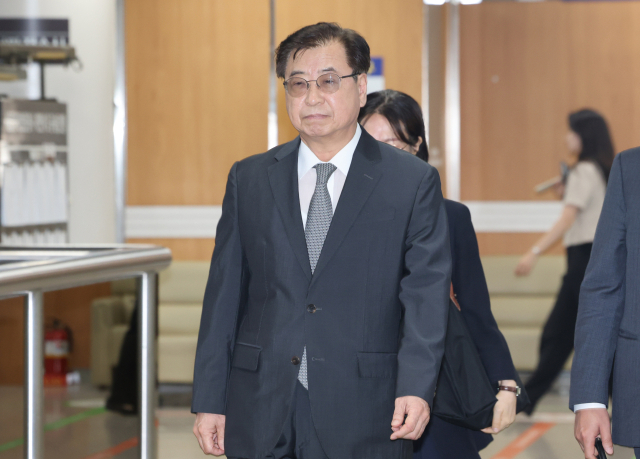 서훈 전 청와대 국가안보실장이 16일 서울 서초구 서울고법에서 열린 서해 공무원 피격 사건 관련 2심 선고 공판에 출석하고 있다. 서해 공무원 피격 사건은 2020년 9월 해양수산부 공무원 이대준 씨가 서해 인근 해상에서 실종된 뒤 북한군에 발견돼 사살된 사건이다. 연합뉴스