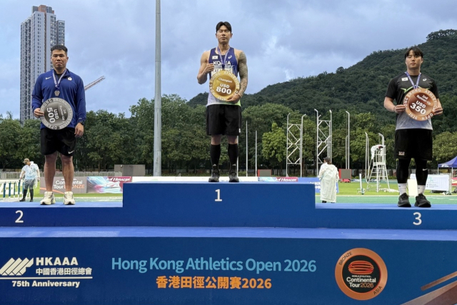 2026년 홍콩오픈 육상경기대회에서 금메달을 목에 건 남태풍 선수가 시상대에 올라 기념촬영을 하고 있다. 예천군 제공