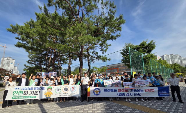 김천경찰서(서장 권윤섭)가 16일, 율곡동 소재 율곡초등학교 사거리 및 정문 앞에서 유관기관 합동 교통 캠페인을 전개했다. 김천경찰서 제공