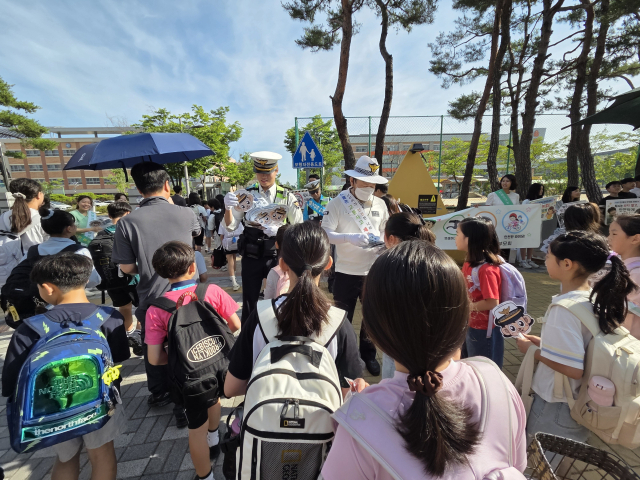 김천경찰서(서장 권윤섭)가 16일, 율곡동 소재 율곡초등학교 사거리 및 정문 앞에서 유관기관 합동 교통 캠페인을 전개했다. 김천경찰서 제공