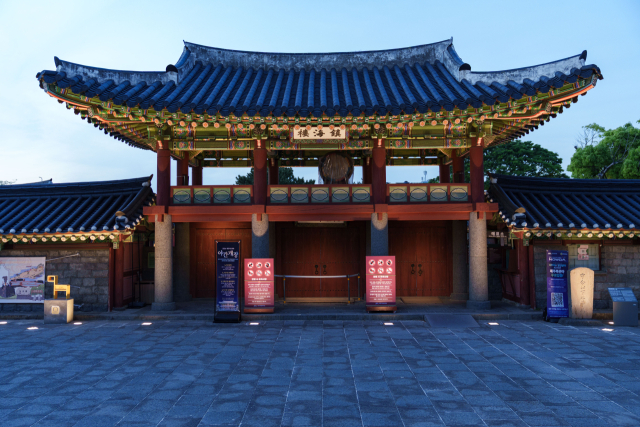 제주목관아에서는 늦은 시간까지 제주 원도심의 역사와 밤 풍경을 함께 즐길 수 있다.