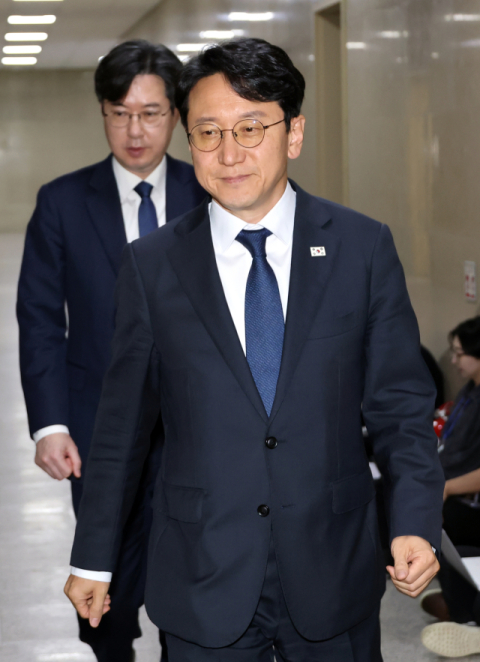 더불어민주당 천준호 원내운영수석부대표가 16일 국회에서 국민의힘 김승수 원내운영수석부대표를 만나기 위해 입장하고 있다. 연합뉴스