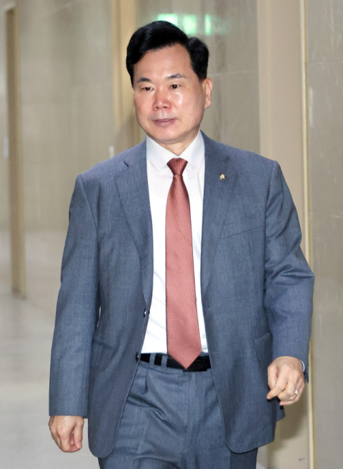국민의힘 김승수 원내운영수석부대표가 16일 국회에서 더불어민주당 천준호 원내운영수석부대표를 만나기 위해 입장하고 있다. 연합뉴스