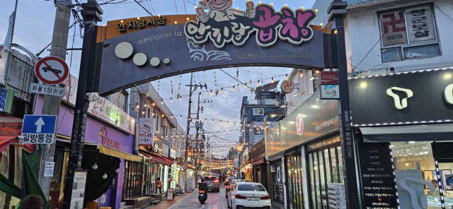 대구 안지랑시장과 연동된 양념곱창골목 입구 전경.