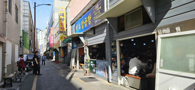 부산양곱창의 메카인 자갈치시장 옆 양곱창골목 전경.
