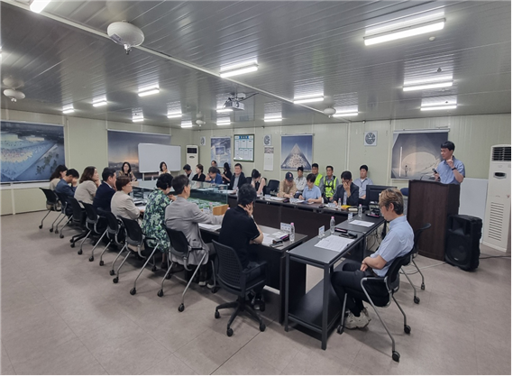 전재수 부산시장 당선인 인수위원회가 북항 오페라하우스 현장상황실에서 문화예술 현안 시민소통간담회를 진행하고 있다. [사진=부산시장 당선인 인수위]