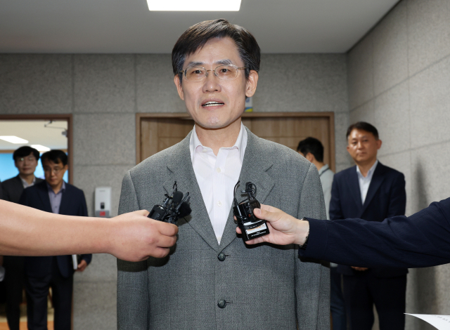 김상곤 전북선거관리위원장이 지난 11일 전북선관위 위원회의실을 나와 입장을 밝히고 있다. 연합뉴스