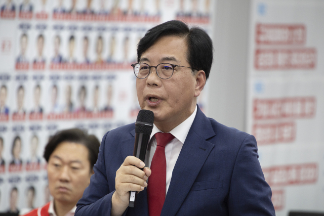 국민의힘 송언석 공동선거대책위원장이 3일 여의도 중앙당사 개표상황실에서 투표용지 부족 사태와 관련한 긴급 기자간담회를 열고 입장을 발표하고 있다. 연합뉴스