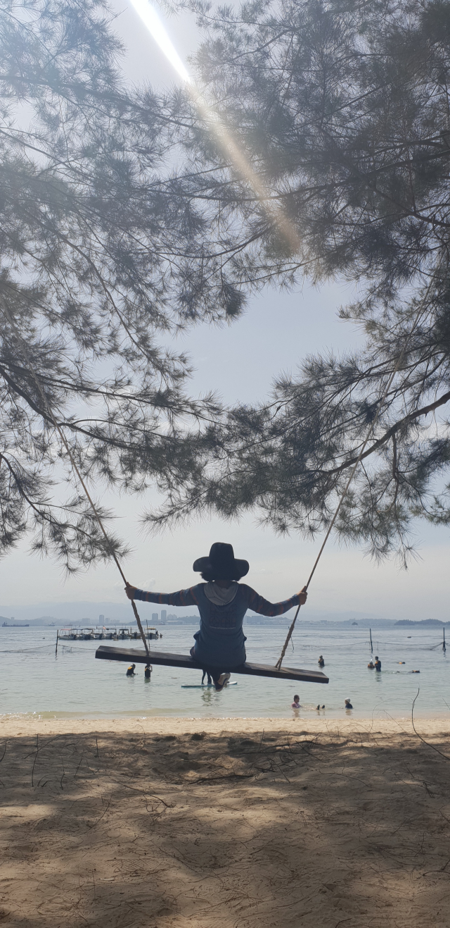 박미영 시인의 친구가 사피섬에서 그네를 타고 있다. 사피섬에서는 다양한 수상 스포츠를 즐길 수 있다. 전원예 씨 제공