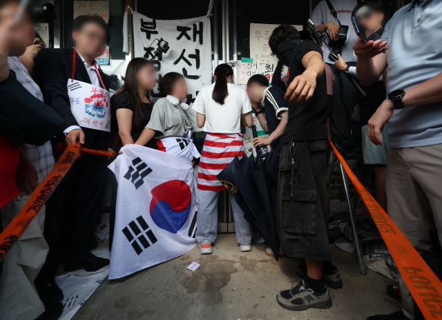 [속보] 개표소 진입 홀로 막은 '올림픽공원 잔다르크' 누구?…경찰, 업무방해 수사