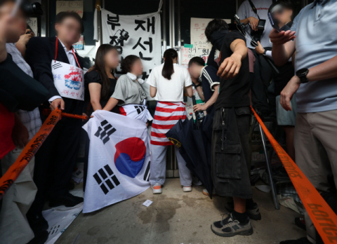 [속보] 개표소 진입 홀로 막은 '올림픽공원 잔다르크' 누구?…경찰, 업무방해 수사