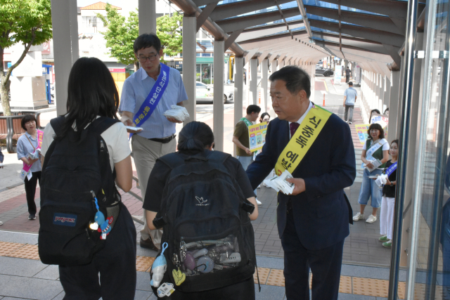 (사)한국외식업중앙회 경북도지회는 17일 칠곡군 왜관역 광장 일원에서 식중독 예방 캠페인을 개최했다. (사)한국외식업중앙회 경북도지회 제공.