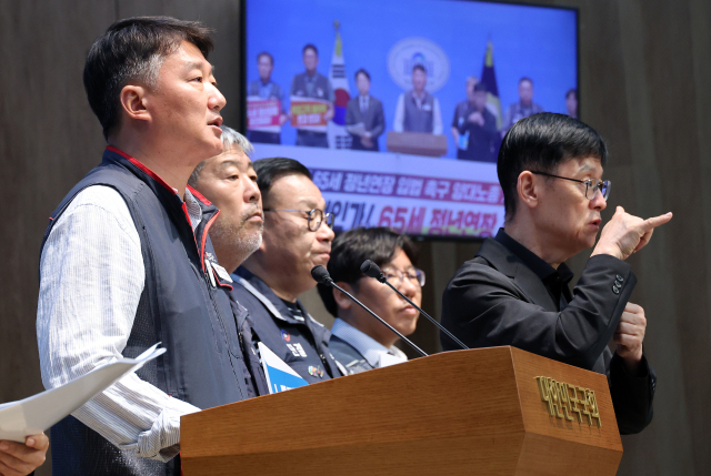 양경수 민주노총 위원장과 김동명 한국노총 위원장이 16일 국회 소통관에서 열린 양대노총 기자회견에서 65세 정년 연장 입법을 촉구하고 있다. 연합뉴스