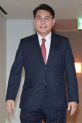 5선인 국민의힘 윤상현 의원이 16일 서울 영등포구 여의도에서 같은 당 정점식 원내대표와 오찬 간담회를 하기 위해 식당으로 향하고 있다. 연합뉴스