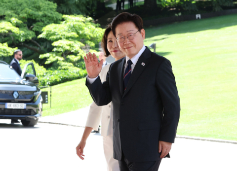 李대통령 국정수행 지지율, 50%선 아래로 하락…취임 후 첫 부정평가 앞서