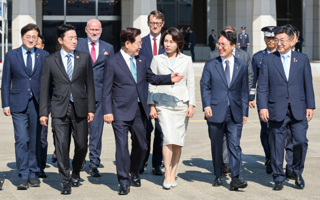 주요7개국(G7) 정상회의 참석과 유럽 순방을 위해 출국하는 이재명 대통령과 김혜경 여사가 9일 성남 서울공항에서 공군 1호기로 이동하고 있다. 연합뉴스