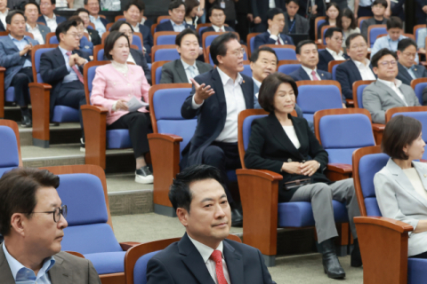 집안싸움에 보수재건 하세월…보수층 불만↑