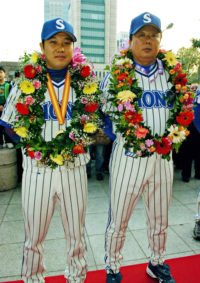 2006년 한국시리즈 우승 후 대구시민한마당 축제에서 꽃다발을 목에 건 선동열 감독과 주장 박진만(오른쪽부터). 삼성 제공