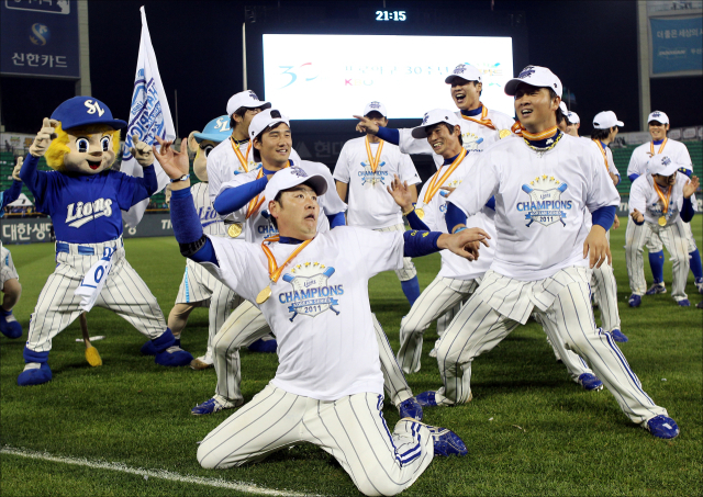 2011시즌 한국시리즈를 제패, 다섯 번째 우승에 성공한 삼성 라이온즈 선수들이 신나는 춤으로 팬들과 기쁨을 나누고 있다. 삼성 제공