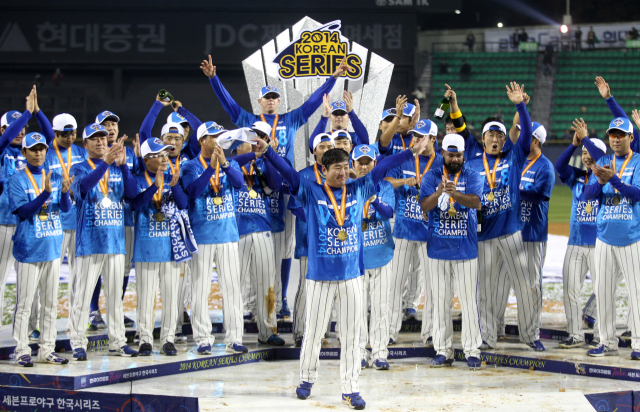 2014시즌 한국시리즈를 제패, 통합 4연패에 성공한 삼성 라이온즈 선수들과 류중일 감독이 기쁨을 나누고 있다. 삼성 제공