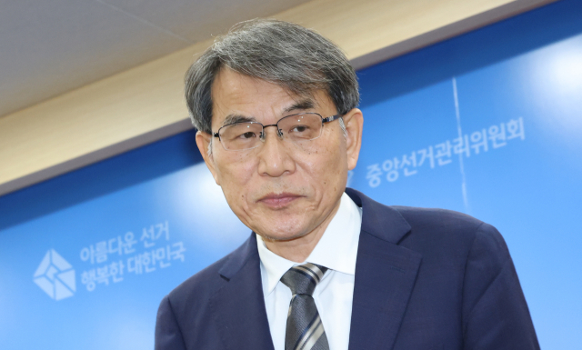 노태악 중앙선거관리위원장이 5일 경기도 과천 중앙선거관리위원회에서 투표용지 부족 사태에 대한 대국민 사과 및 사의 표명을 한 뒤 기자실을 나서고 있다. 연합뉴스