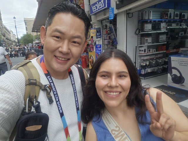 지하철 역에서 환승 통로를 찾아 헤매던 기자를 목적지까지 안내해 준 바네사(왼쪽) 씨에게 함께 사진 한 장을 부탁했다. 이화섭 기자