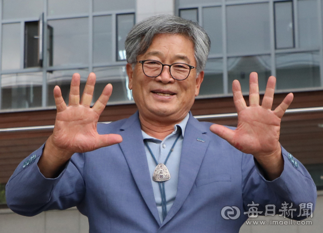전국 최초 10선 이재갑 의원이 양손 손가락 열 개를 활짝 펼쳐 보이며 환하게 웃고 있다. 1991년 지방의회 출범 이후 10번 모두 당선됐다. 정운철 기자 woon@imaeil.com