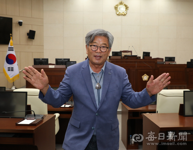 안동시의회 본회의장에서 포즈를 취한 이재갑 시의원. 정운철 기자 woon@imaeil.com