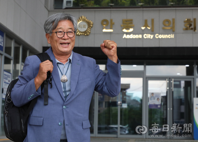 안동시의회 앞에 선 이재갑 의원이 안동 발전 구상을 밝힌 뒤 주먹을 힘껏 쥐어 보였다. 1991년 이 건물에 첫발을 내디딘 청년이 36년을 버텨 전국 최초 10선 의원이 됐다. 정운철 기자 woon@imaeil.com