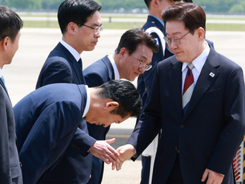 '유럽서 귀국' 李대통령…정청래 90도 인사에 