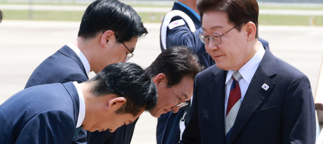 '유럽서 귀국' 李대통령…정청래 90도 인사
