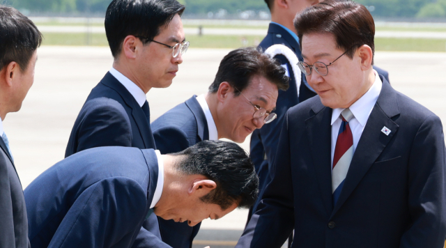 정청래, '유럽 순방 귀국' 李대통령에 90도 인사